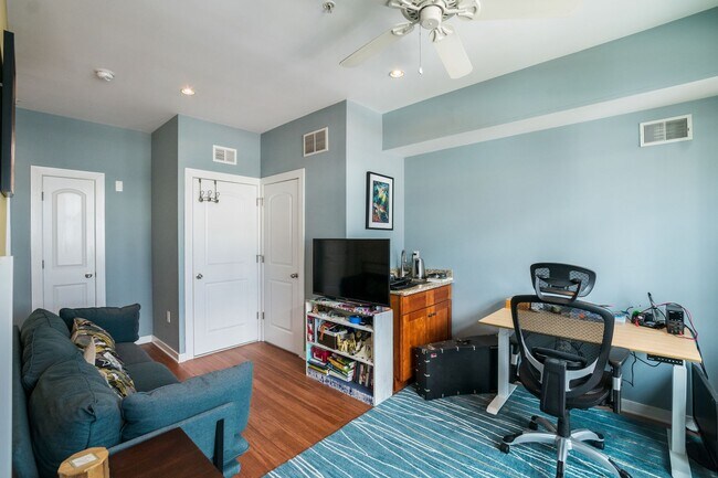 Building Photo - Gorgeous Fairmount One Bedroom Condo
