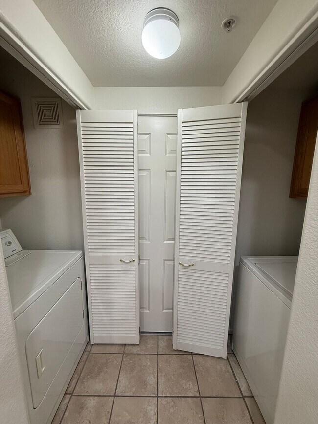 Building Photo - 3 Bedroom Townhouse with Garage, Gated Com...