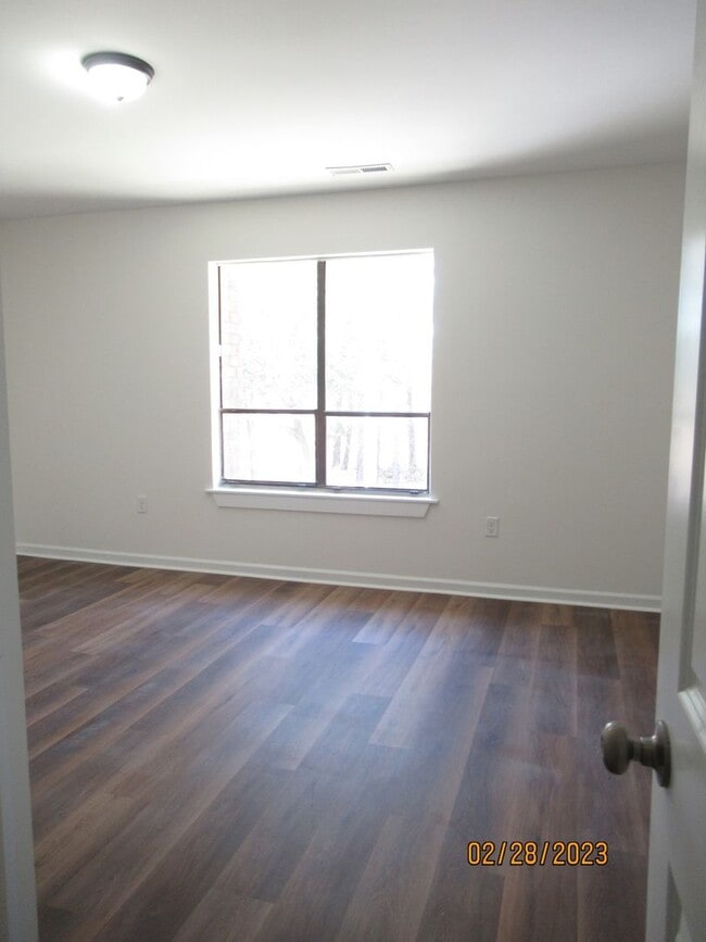 Building Photo - Newly Renovated- 2 bedroom, 2 bathroom apartment-Willow Run Apartments