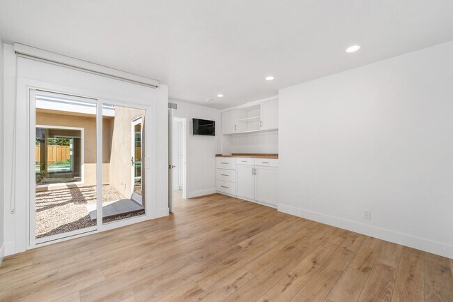 Building Photo - REMODELED 4 BD/3.5 BA RANCH STYLE HOME IN DOVER SHORES