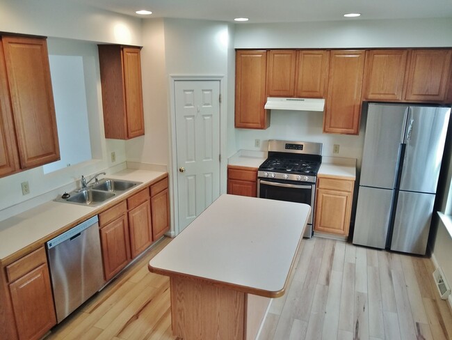 Building Photo - 3 Bed / 2 Bath Single Family Townhome