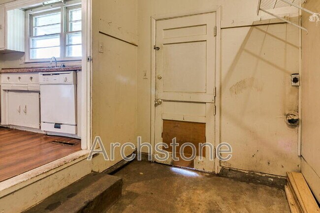 Building Photo - 724 General Senter Dr