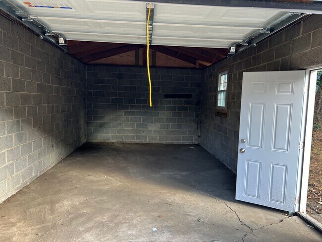 Building Photo - Newly Renovated 4 Bedroom / 2 Bathroom Woo...