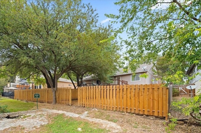 Building Photo - 220 Sailmaster St