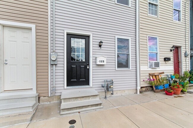 Building Photo - Modern 3BR/2BA Home in Columbia Borough School District w/ Fenced Yard & Central Air!