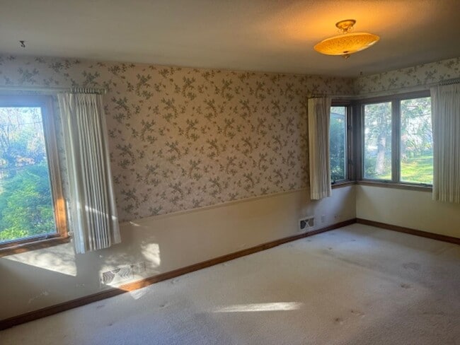 Building Photo - Amazing Home Next to Interlachen Golf Cour...