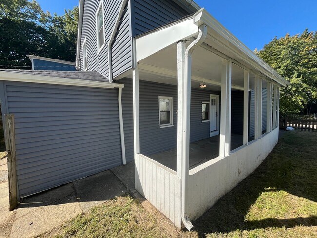 Building Photo - Cudell/West Blvd neighborhood; 4 bedroom/1 bath single family house for rent!