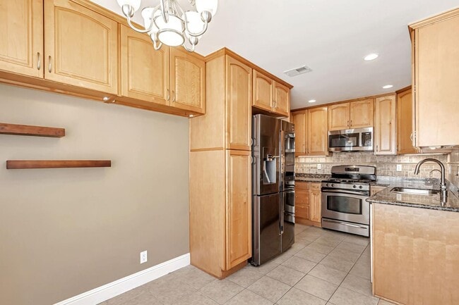 Building Photo - 8130 Park Villa Cir