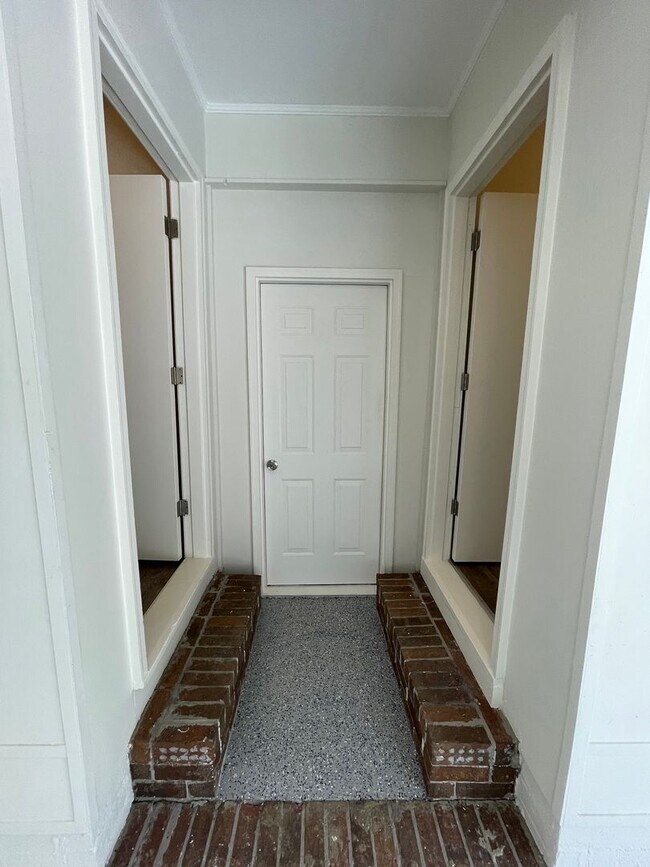 Building Photo - Renovated 3/2.5 House in Chieftain Hills- ...