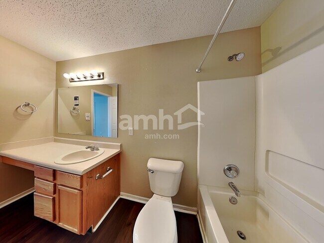 Building Photo - 489 Bourneside Dr