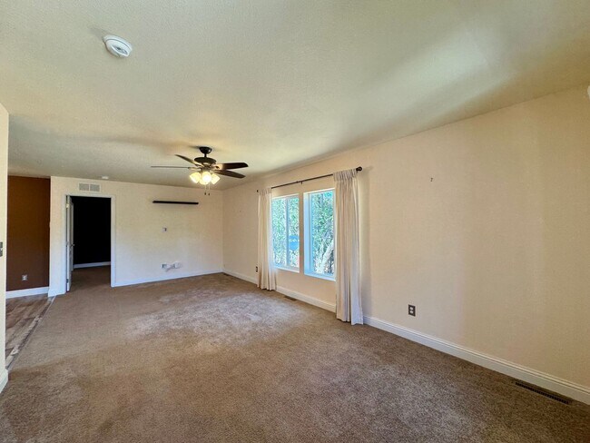 Building Photo - Farm cottage available!