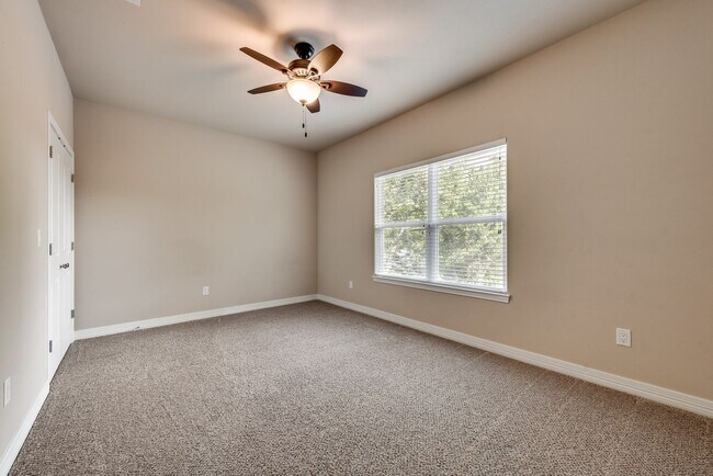 Building Photo - AVAILABLE NOW 4 BEDROOM 2.5 BATH HOME IN A...