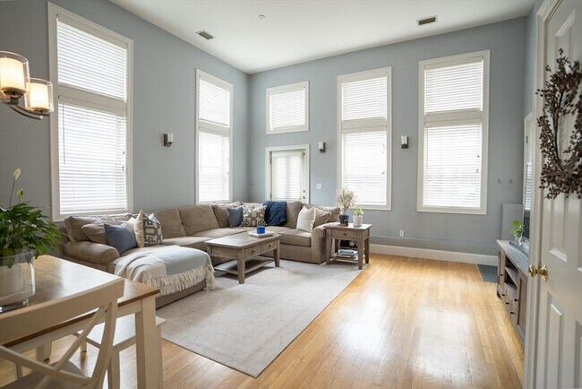 Building Photo - 352 W 3rd St