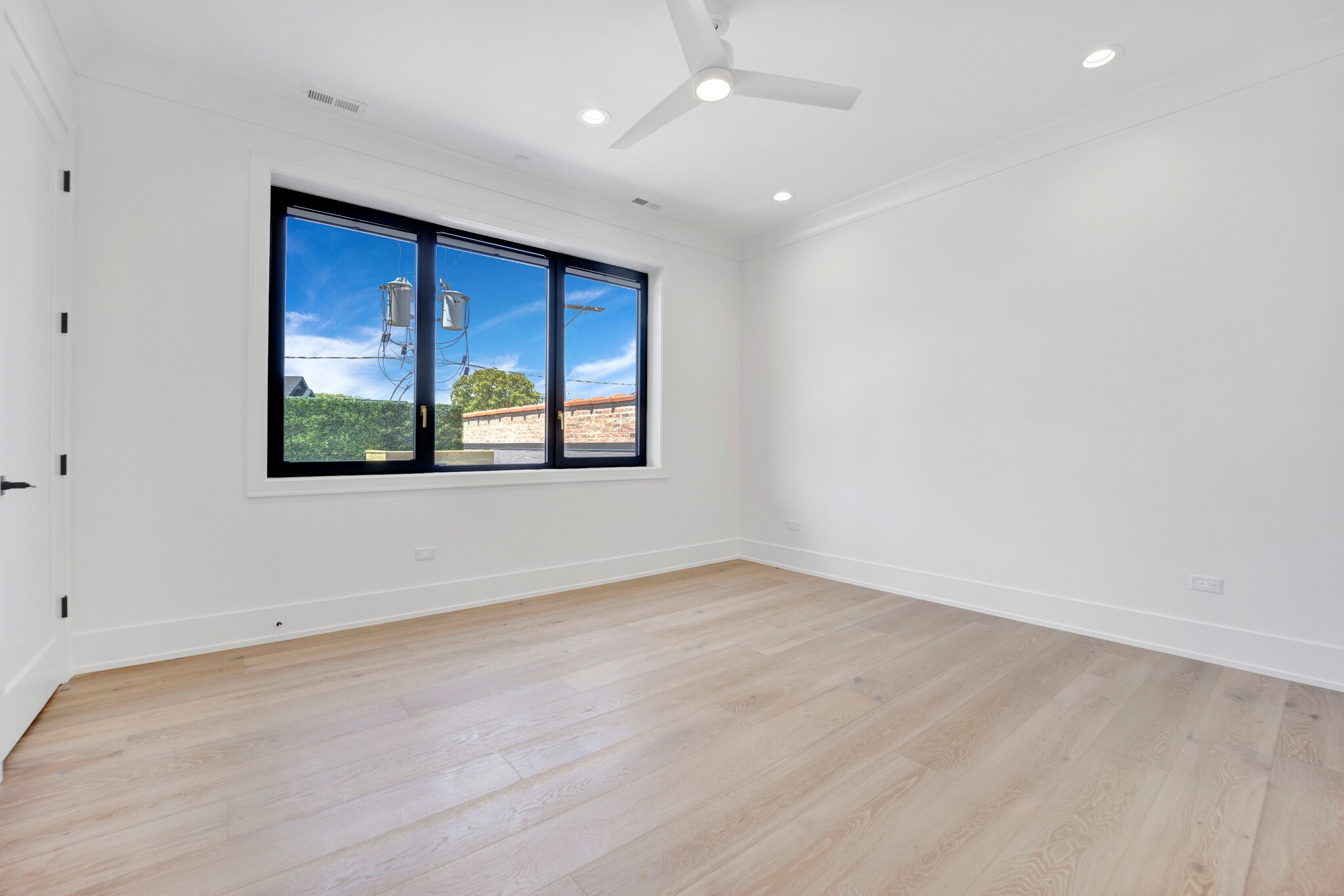 Building Photo - 4920 N Lincoln Ave