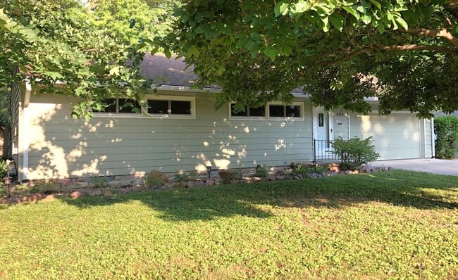 Building Photo - Lawn Care Provided!! 4 Bed, 2 Bath, Double...