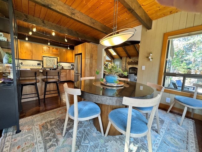 Building Photo - FOR RENT: FURNISHED LONG-TERM EXTREMELY CO...