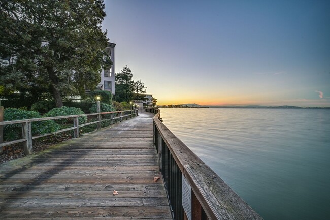 Building Photo - CORNER, BAY VIEW 2/2 over the Boardwalk at...