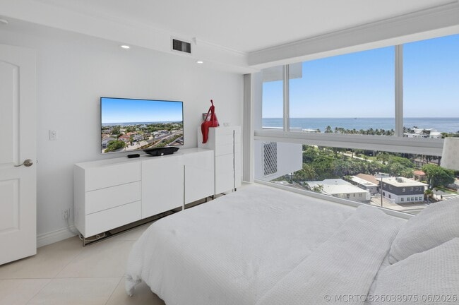 Building Photo - 2715 N Ocean Blvd