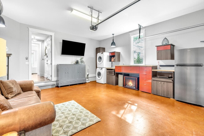 Building Photo - 4 Clipper St