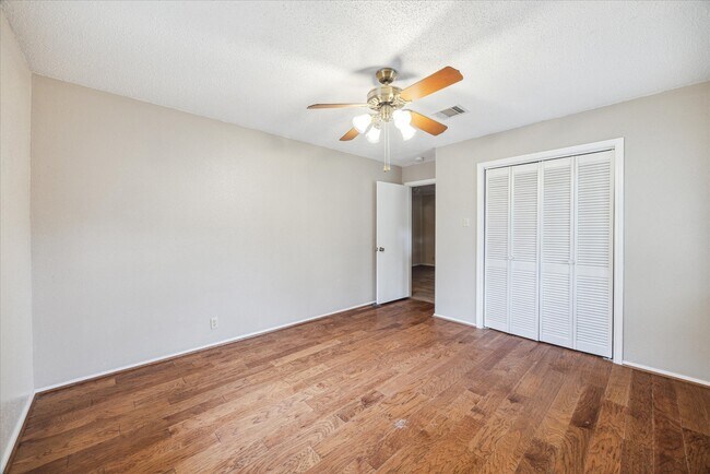 Building Photo - 5359 Little John Ln