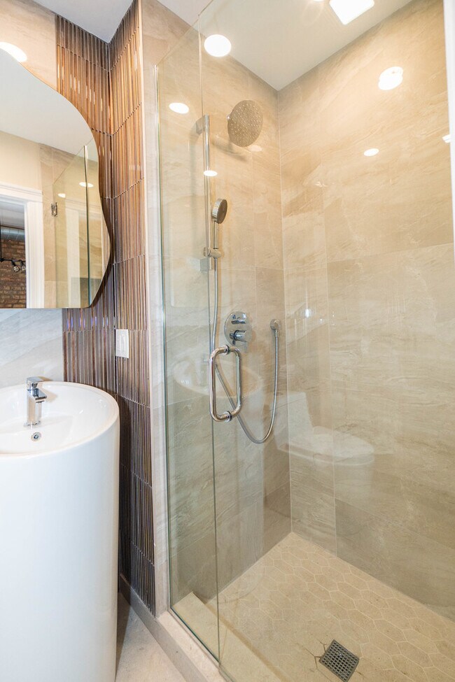 Building Photo - 1032 W Dakin St