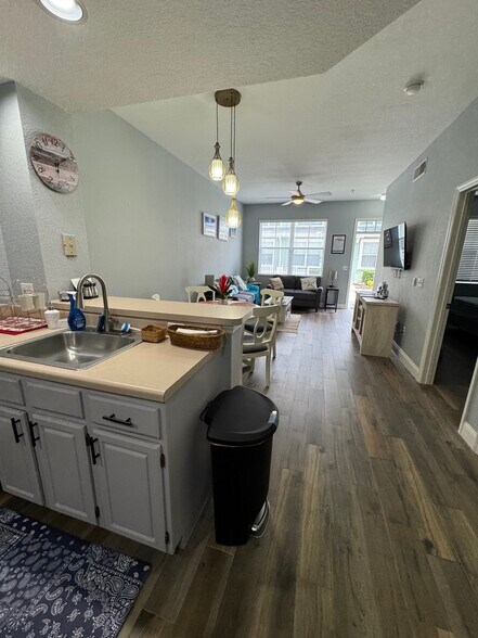 Building Photo - 4011 Venetian Bay Dr