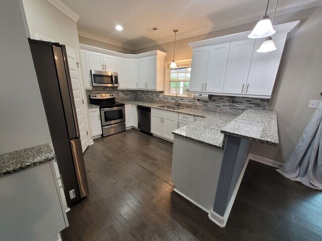 Building Photo - Beautiful 4 Bedroom, 2.5 Bath Home