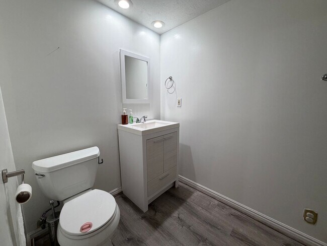Building Photo - 2080 Debeers Dr