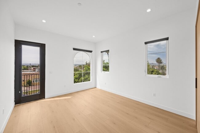 Building Photo - Bright and Spacious Newly Renovated Townhome | 5 Bedroom | 5 Bathroom | Parking Included