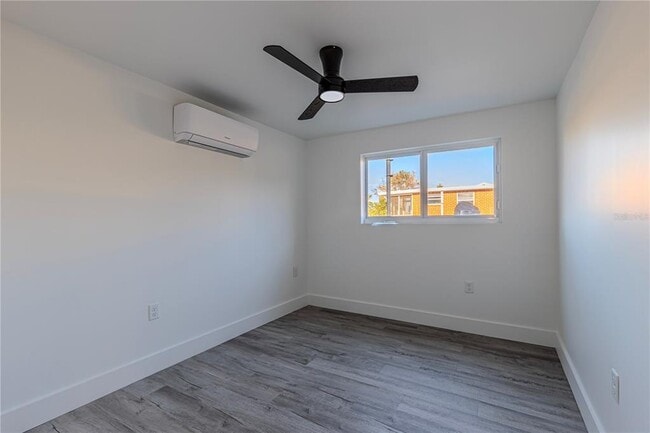 Building Photo - 2061 S Peninsula Dr