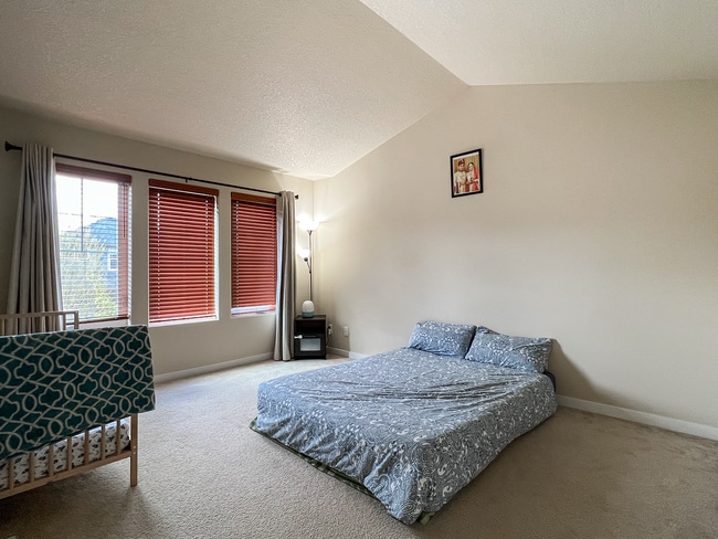 Building Photo - Enjoyable 4-Bed, 2.5-Bath Corner Lot Home in High-Tech Area!