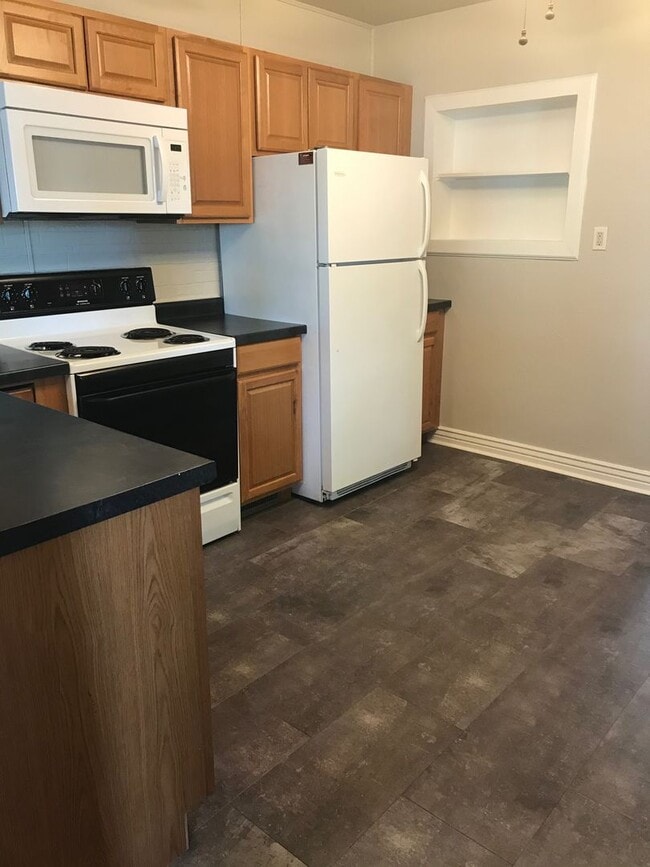 Building Photo - 2 BEDROOMS, 2 BATHROOMS, WITH 2 BONUS ROOMS AND A SECOND KITCHEN!