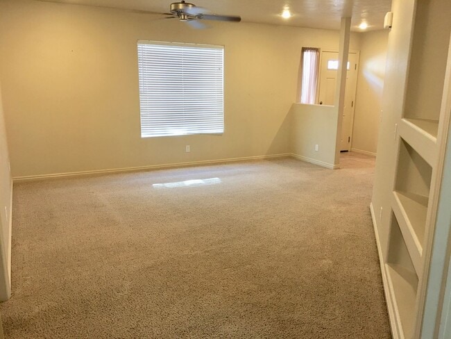 Building Photo - 3-BR Townhome in Fox Cove
