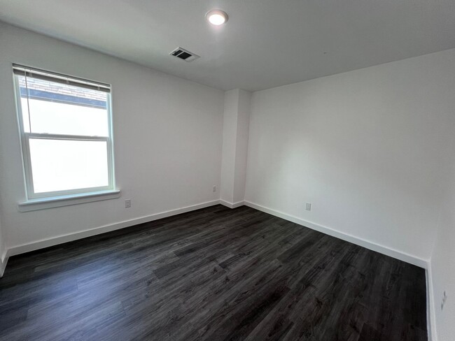 Building Photo - Updated 3-Bedroom Townhome for Rent in Eas...