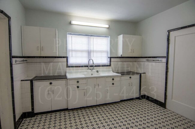 Building Photo - Spacious 4-Bedroom 2-Bathroom Home