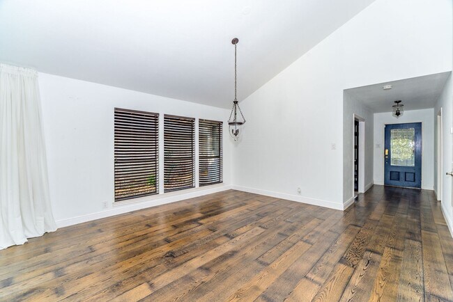 Building Photo - RENOVATED 2-BEDROOM IN WHISPERING OAKS