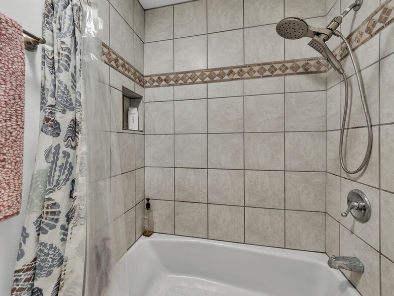 Building Photo - 68-1785-1785 Paakea St