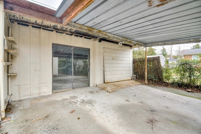 Building Photo - 1741 Oak Dr