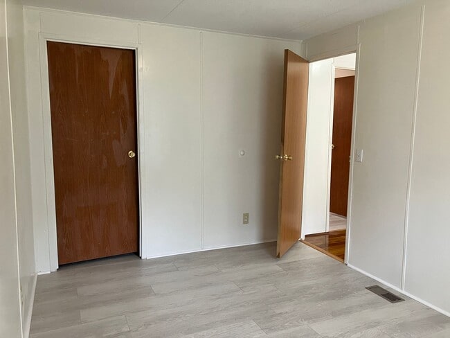 Building Photo - Three Bedroom Home in Hickory