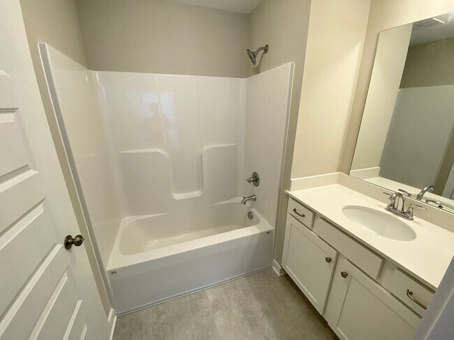 Building Photo - Home in Brookwood... Available to View Now!!!