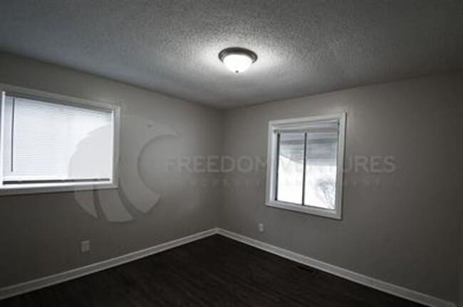 Building Photo - Charming 3BR/2BA Brick Home with Fenced Yard