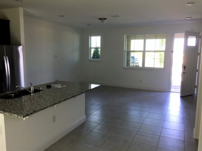 Building Photo - 3 bed 2.5 bath townhome Watermark