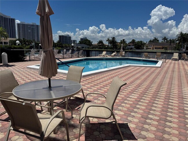 Building Photo - 3113 S Ocean Dr