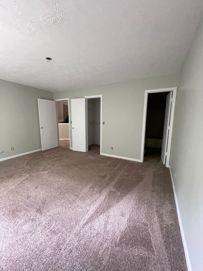 Building Photo - 3624-3626 Thornhill Circle W-TBROS
