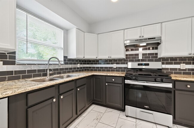 Building Photo - 5635 Belarbor St