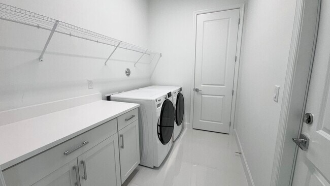 Building Photo - 5722 Aleppo Pl