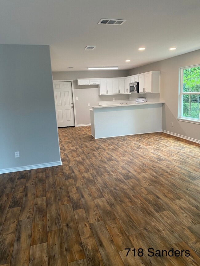 Building Photo - 718 S Sanders St