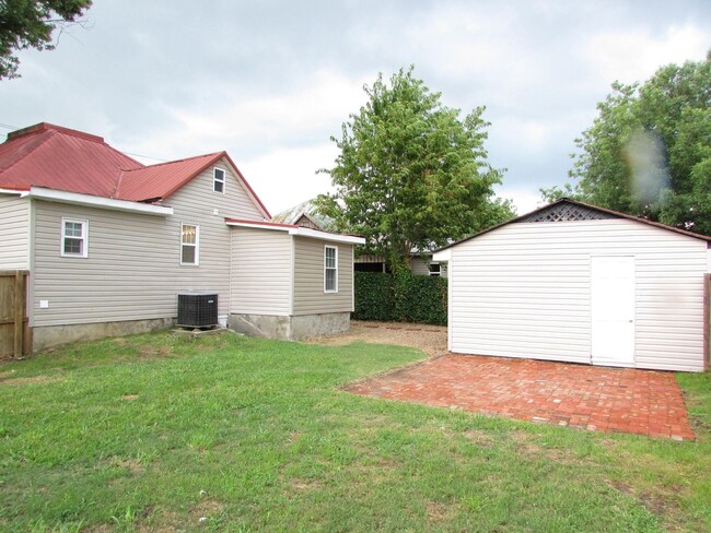 Building Photo - 711 N Pine St