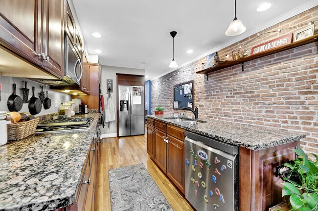 Building Photo - 307 S Chapel St