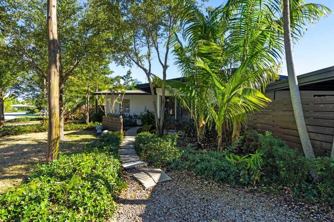 Building Photo - 714 NE 17th Ct